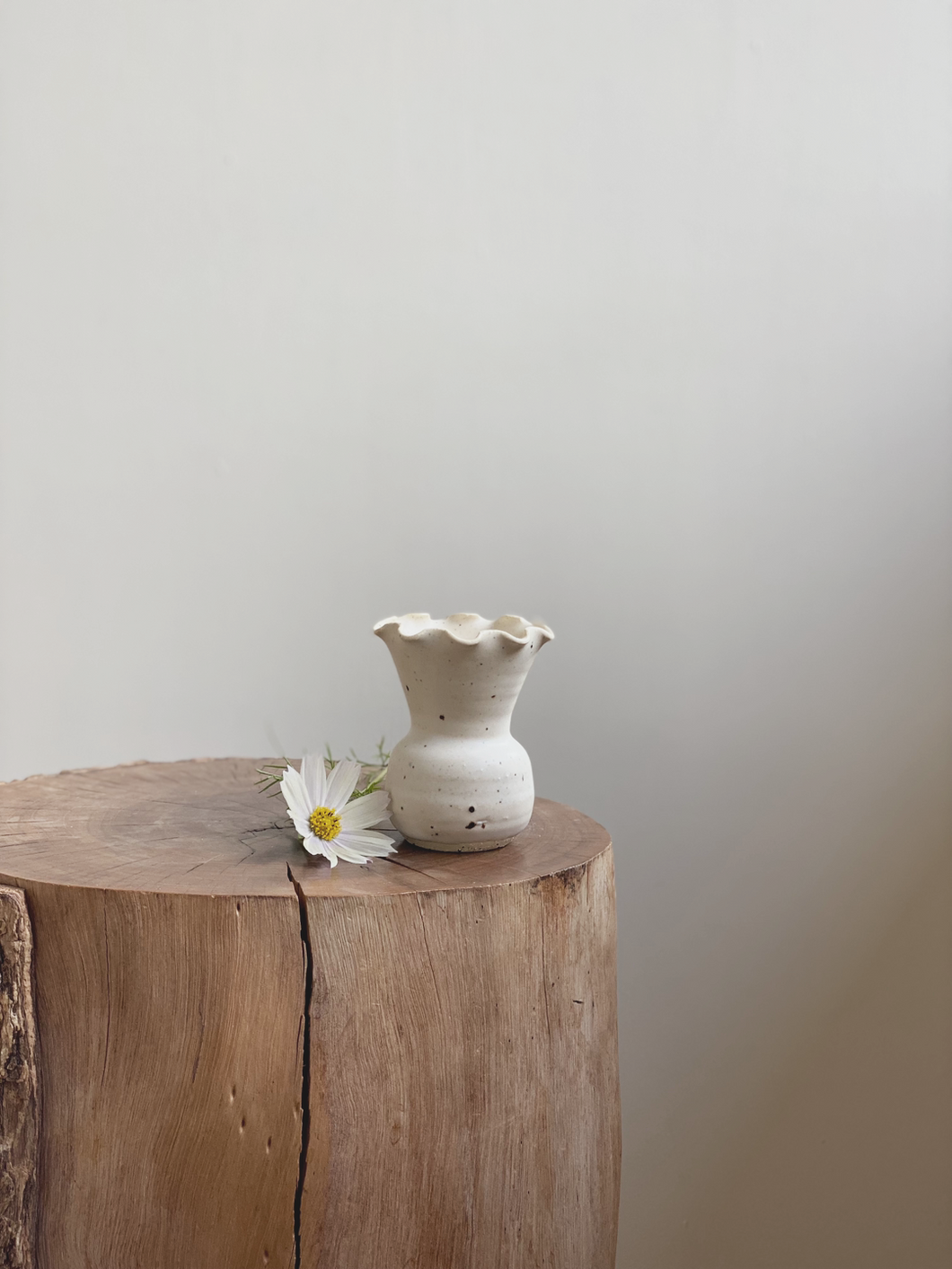 ruffle bud vase 483 - one of a kind - toi toi