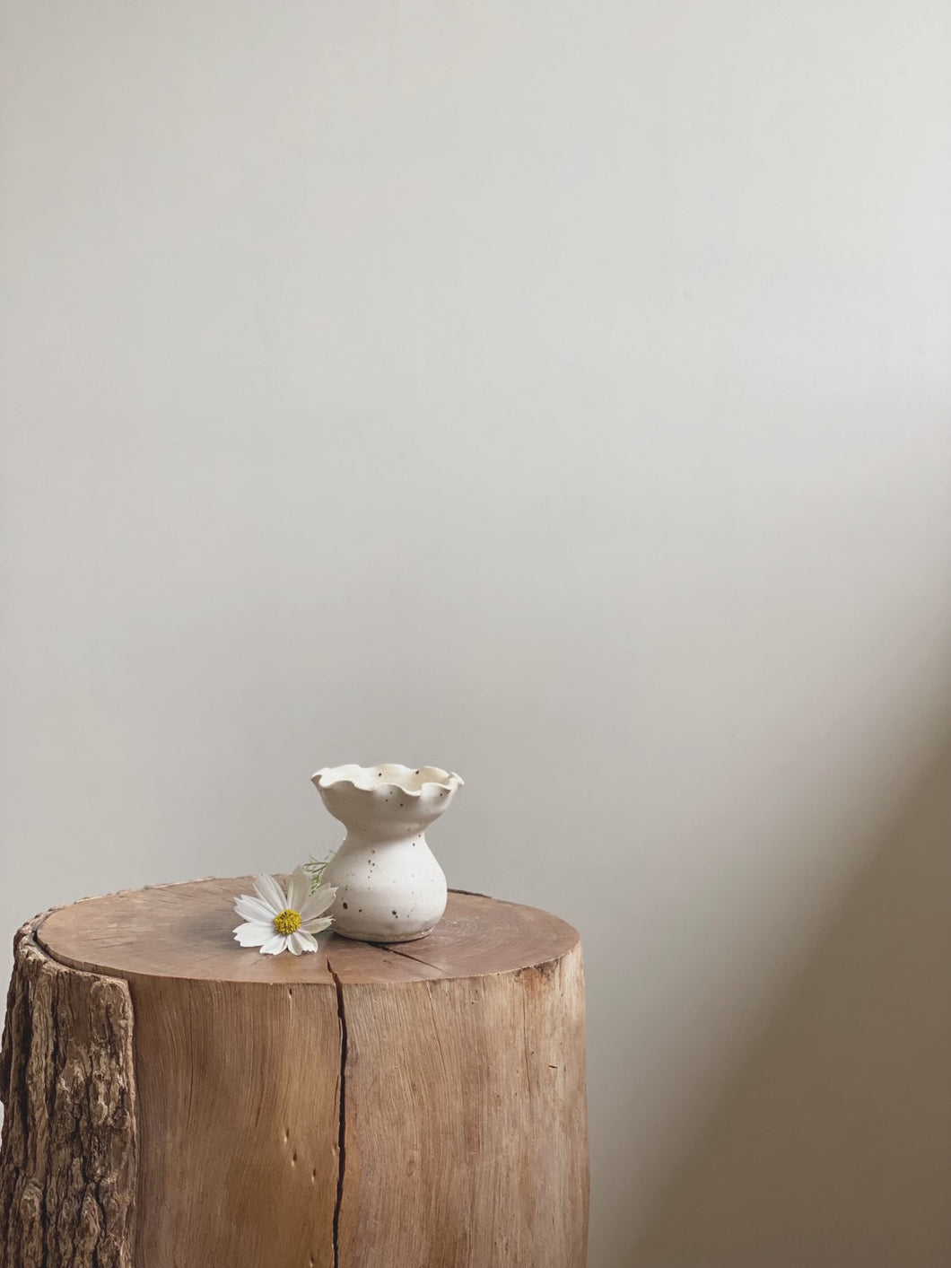 ruffle bud vase 484 - one of a kind - toi toi