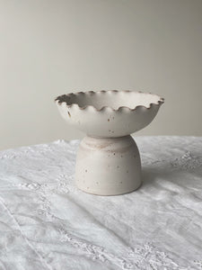 ruffle pedestal bowl 17 - oyster - large